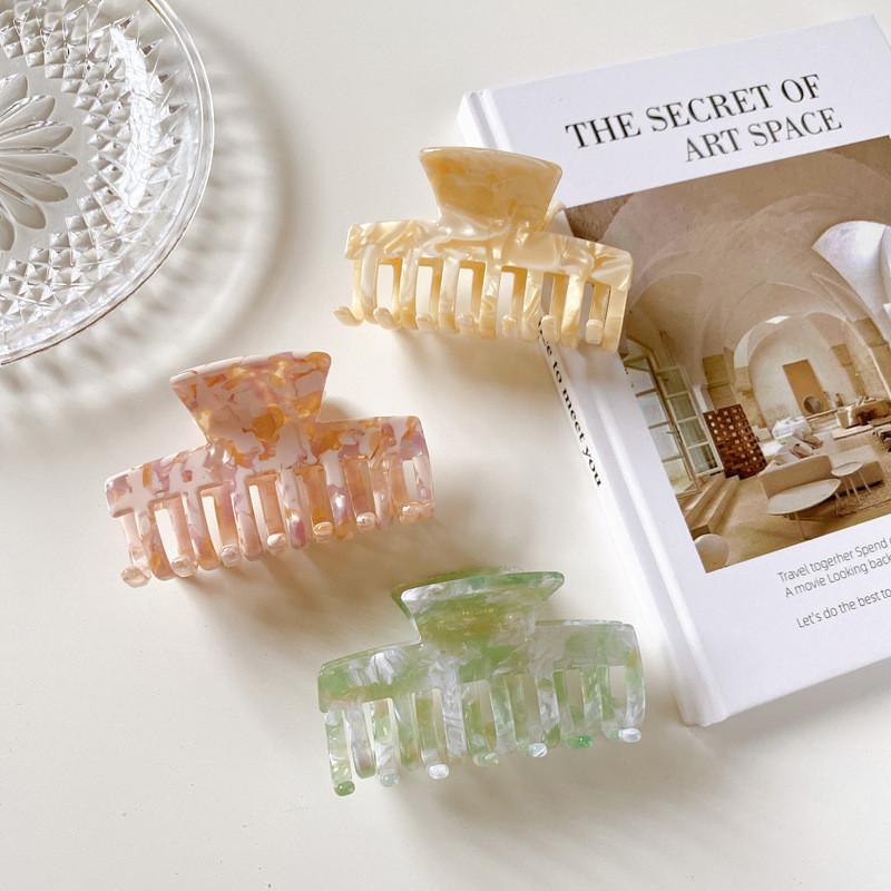 Chic Acetate Hair Claw Clip In Beautiful Colors For Trendy Hairstyling And Bathing