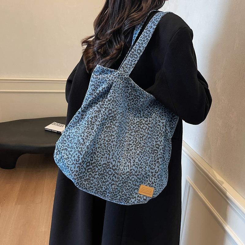 2025 Autumn and Winter Simple Denim Shoulder Bag Fashionable Large-capacity Commuter Tote Women's Bag Student Class Leisure Schoolbag