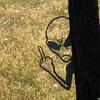 Yousheng Metal Alien Sign Peeping Around Alien Silhouette Sign Garden Decor Flip-off Alien Decoration for Outdoor Yard Tree Fence Post