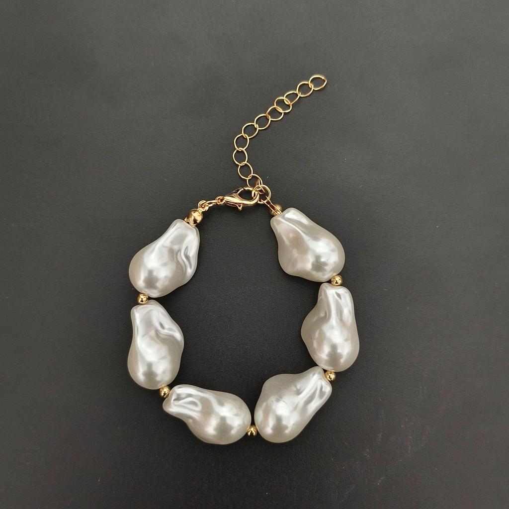 Niche Retro Baroque Pearl Clavicle Necklace: Fashionable & Versatile Irregular Design