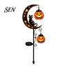 Gruselige Außen-Terrassen-Akzente Solar-Halloween Metall-Gartenstecker-Licht, Automatisches Ein-/Ausschalten Halbmond Schwarze Katze mit Hängenden Solarbetriebenen Laternen Kürbis