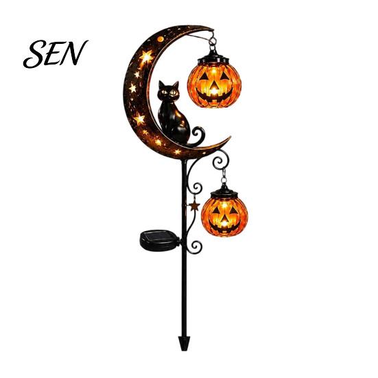 Gruselige Außen-Terrassen-Akzente Solar-Halloween Metall-Gartenstecker-Licht, Automatisches Ein-/Ausschalten Halbmond Schwarze Katze mit Hängenden Solarbetriebenen Laternen Kürbis