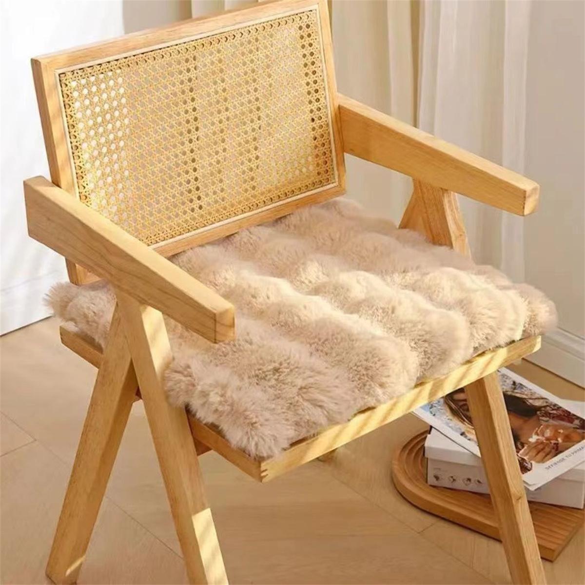 Новая зимняя стильная подушка на сиденье из пузырчатого флиса и кроличьего меха утолщенная и теплая идеально подходит для автомобильных сидений обеденных стульев офисов и с 13570₽