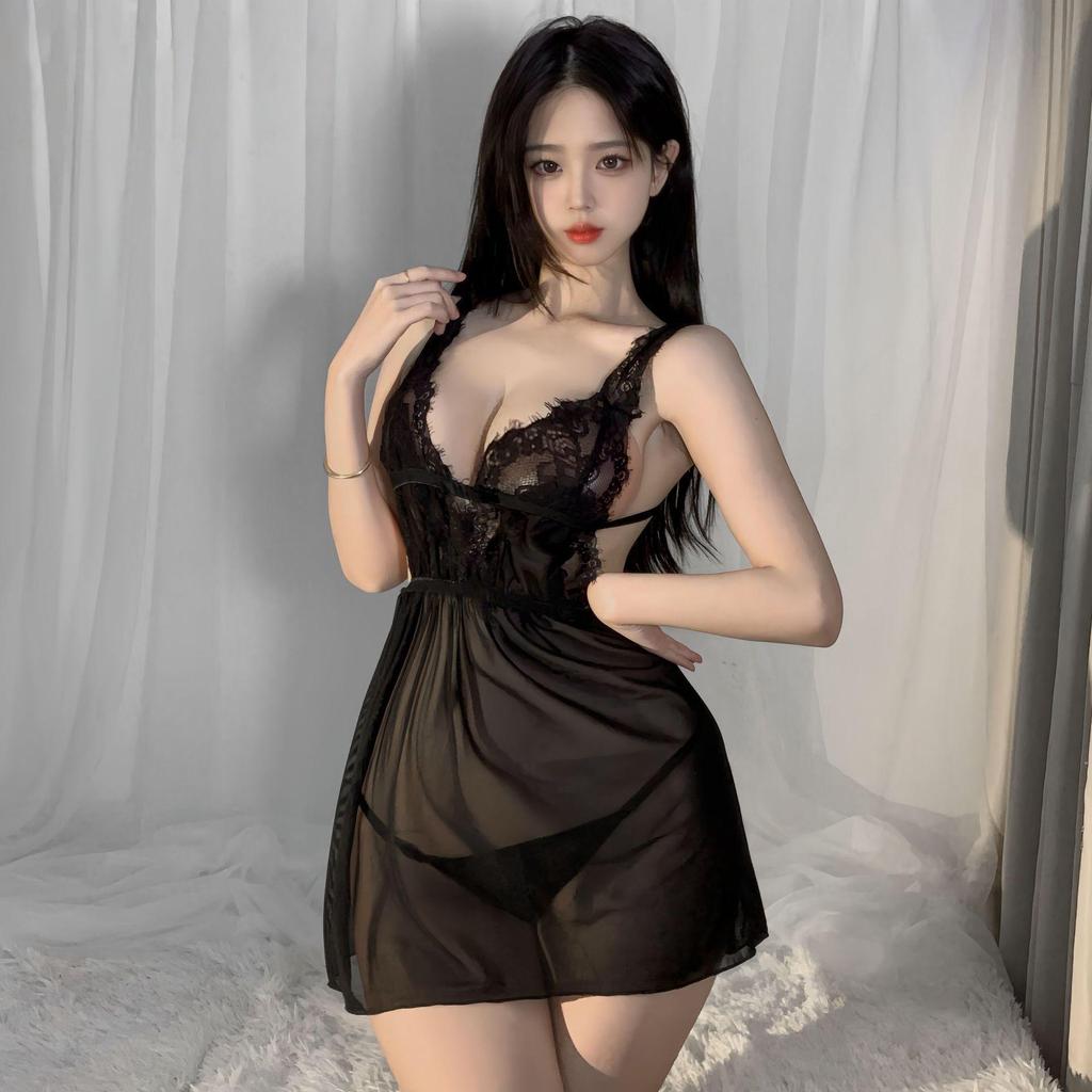 Svůcná dámská noční košilka z krajky a síťoviny s hlubokým výstřihem do V