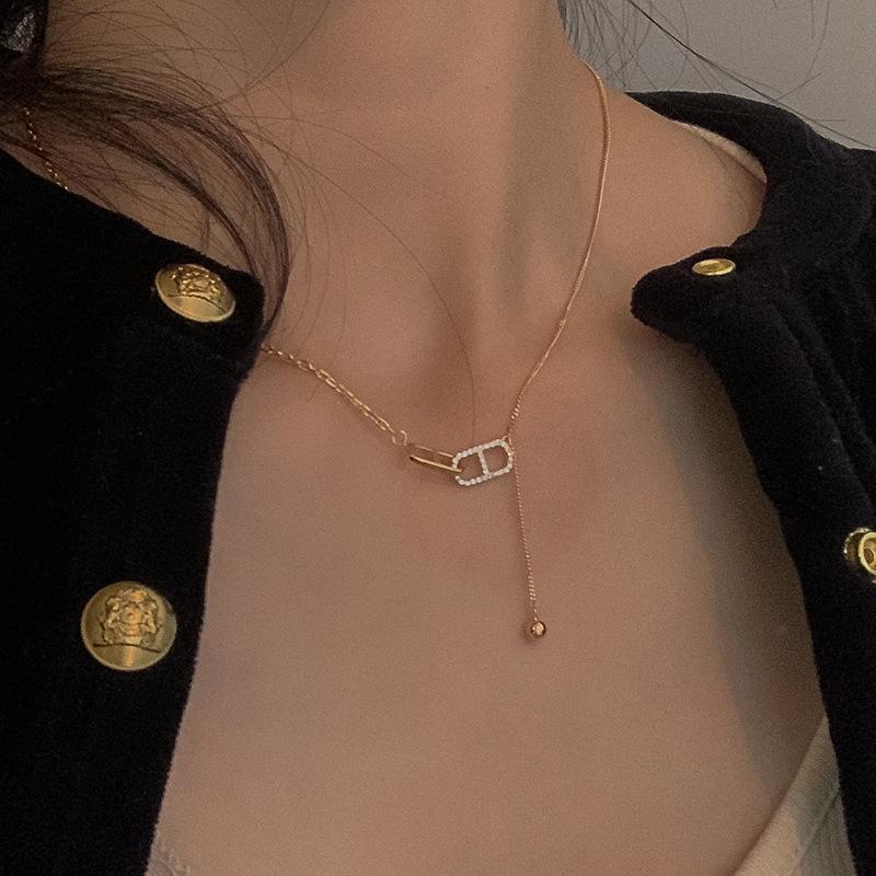 

Zircon letter interlocking necklace fashion niche temperament collarbone chain simple and versatile high-end sense necklace