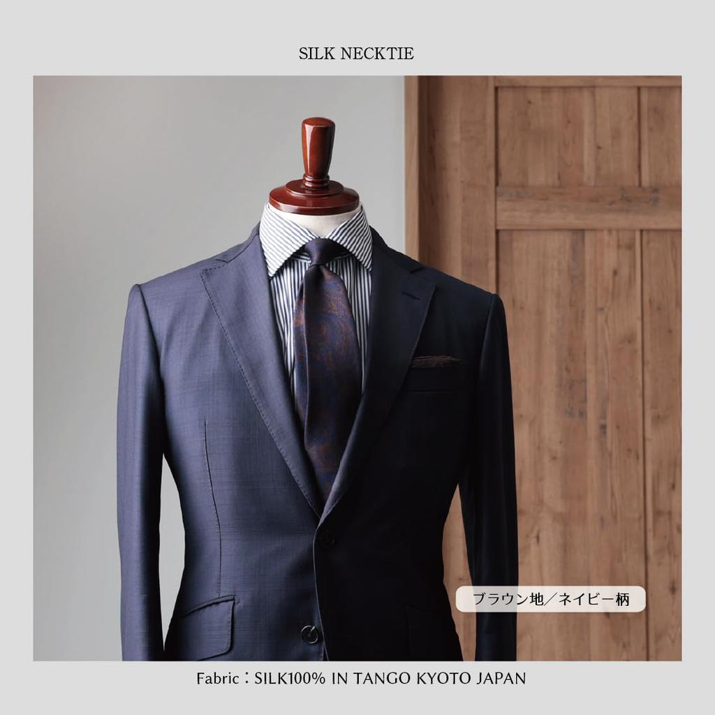 [Y&TAILOR] Stilvolle Seidenkrawatte der Marke mit kleinem Webmuster (Paisleybrauner Hintergrund x Marineblaues Muster)