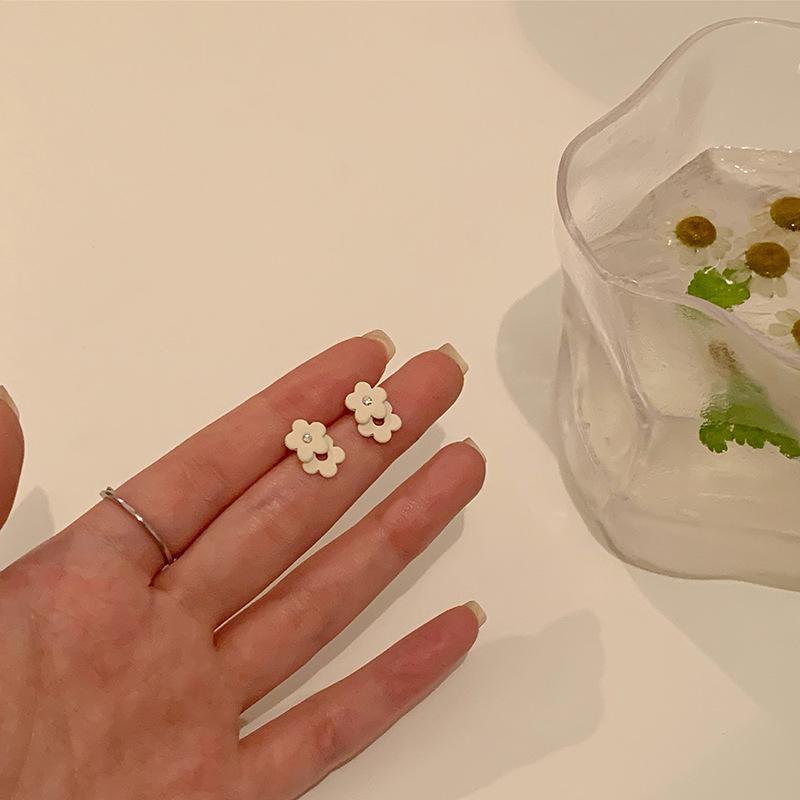 

2025 Корейские серьги с цветочным узором королевского синего цвета: Нишевый, простой и модный для женщин Silver Needle белый