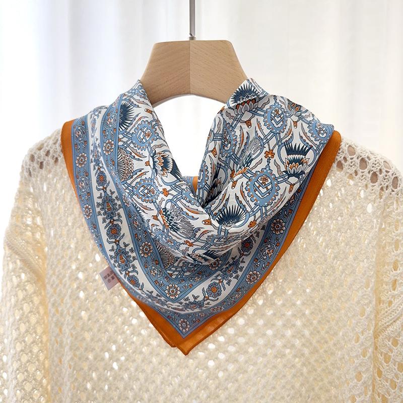 The new silk double crepe is well matched for daily commuting, silk printing, classic atmospheric silk scarf, square scarf.