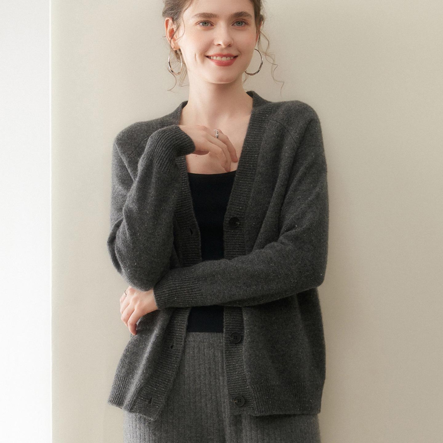 

Thickened Autumn/Winter V-neck Cashmere Cardigan: Slimming Knitted Sweater for Women, Versatile and Stylish L (Suitable for 115-125 Jin)