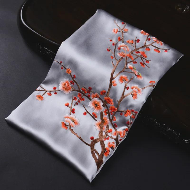 Exquisiter bestickter Cheongsam-Schal aus Maulbeerseide für Damen