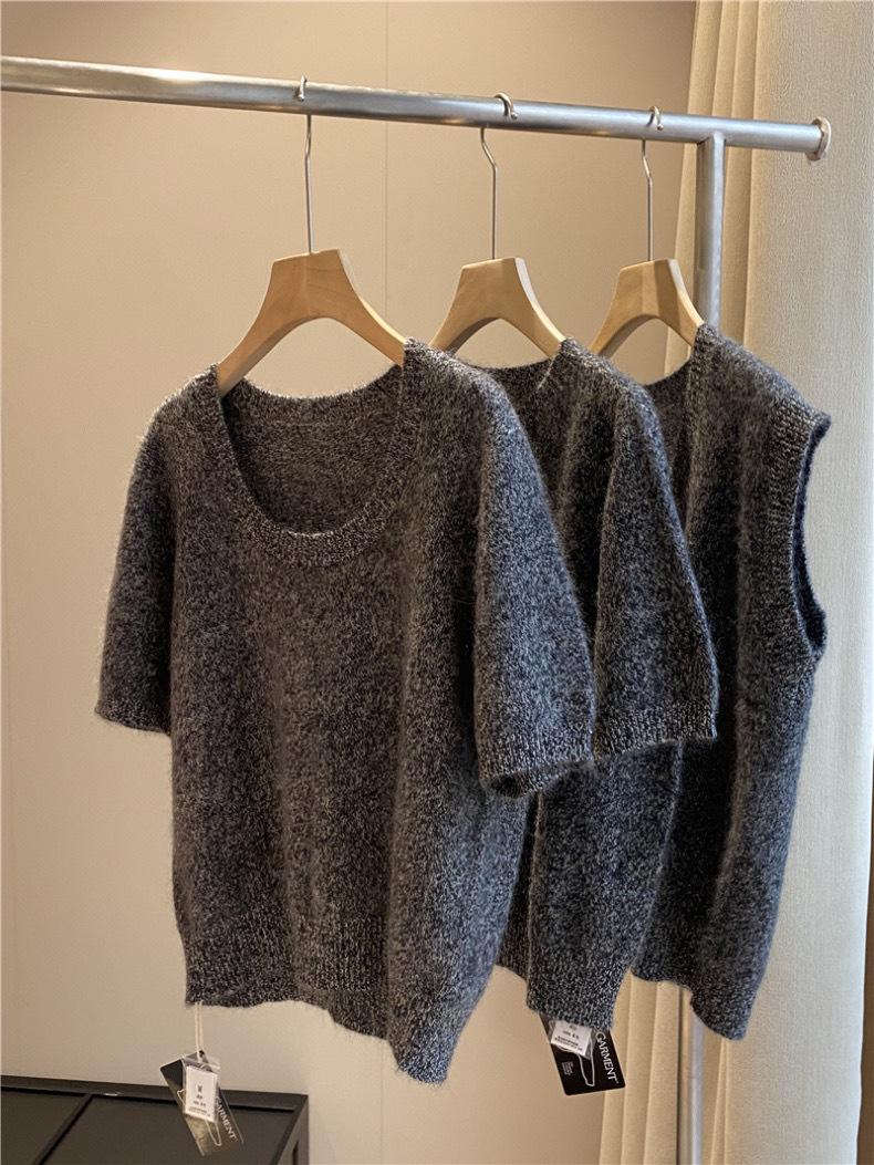 

Елегантний жіночий вовняний в язаний светр з U-подібним вирізом та короткими рукавами на весну 2025 року - М який, вільний, що стрункішить та універсальний модний елемент гардеробу Medium чорний/квітковий