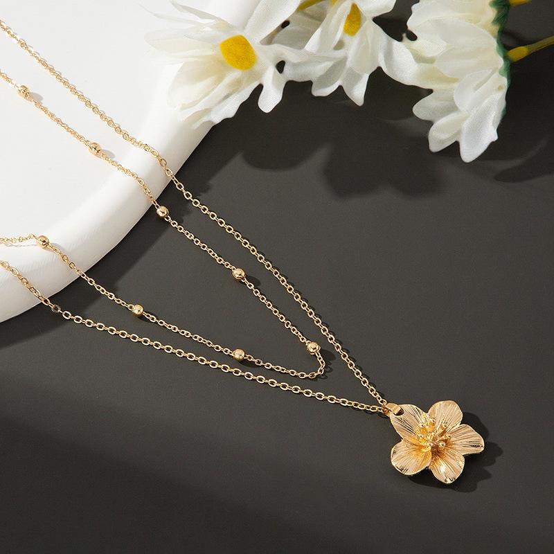 New Fashion Metal Wrinkled Stereoscopic Flowers Pendant Necklace for Women Charm Temperament Clavicle Chain Party Jewelry Gift