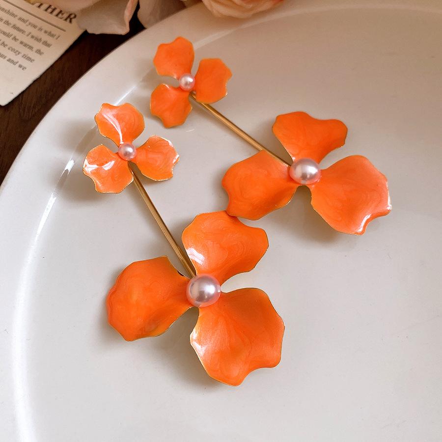 

Steel needle dripping oil flower earrings European and American sweet exaggerated exquisite stud earrings light luxury high sense fashion earrings