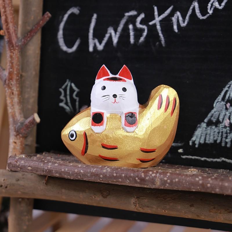 Modernes minimalistisches Holzhandwerk-Ornament mit Gold- und Rotfinish für festliche Anlässe