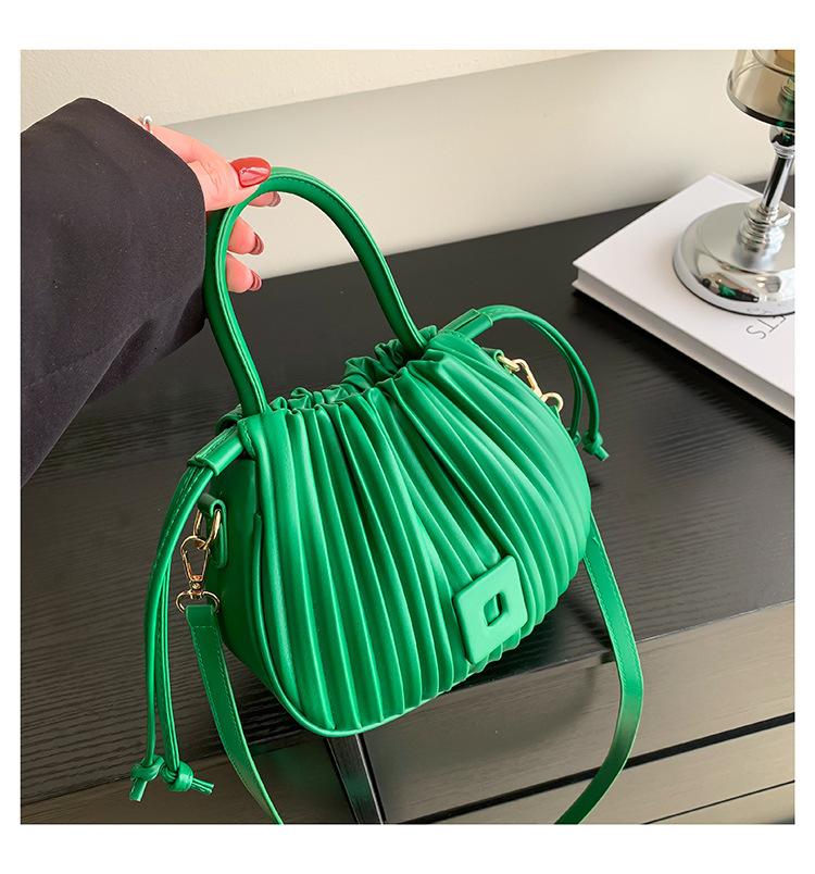 Fashion texture niche design shoulder messenger bag pleated portable small bag women's 2025 new drawstring bucket bag