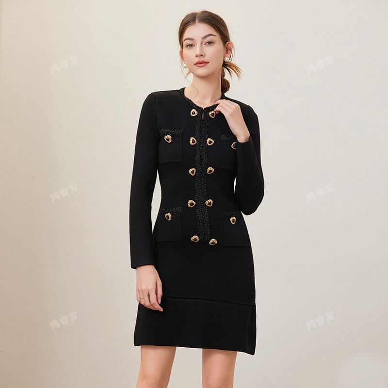 Elegant French High-End Mid-Length Knitted Dress with Heart Buckle for Early Spring
