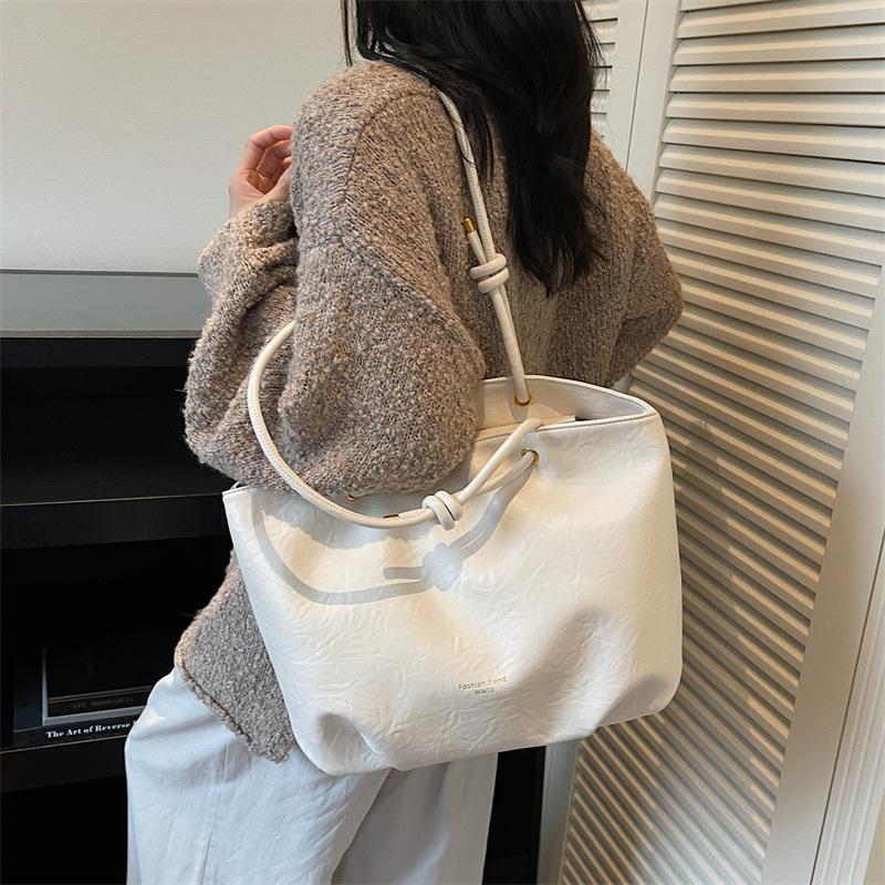 Tote Bag, A Simple, Fashionable and Versatile Commuter Underarm Bag