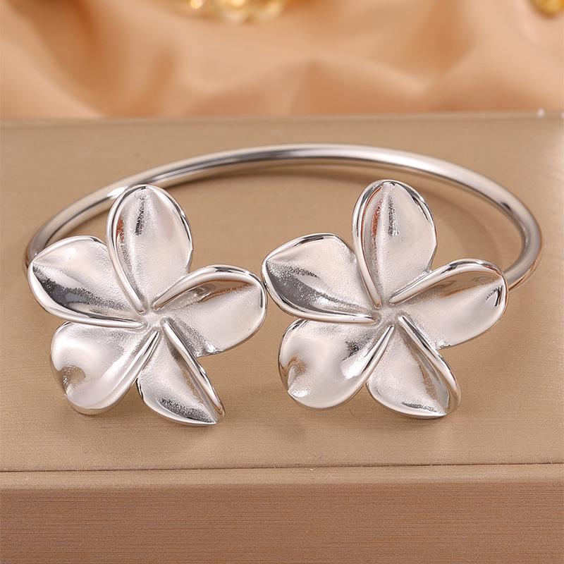

European Retro Petal Titanium Steel Bracelet - Fashionable, Colorfast, Luxury Jewelry for Women