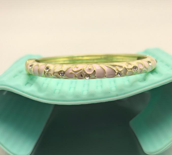Crystal Inlaid Flower Enamel Bracelet: Elegant & Versatile Accessory