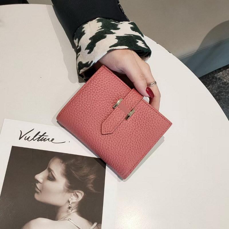 2025 Кошельки женские из натуральной кожи Первый слой коровьей кожи Короткий кошелек Дизайнерский брендовый кошелек с застежкой H Кошелек-бифолд без логотипа розовый
