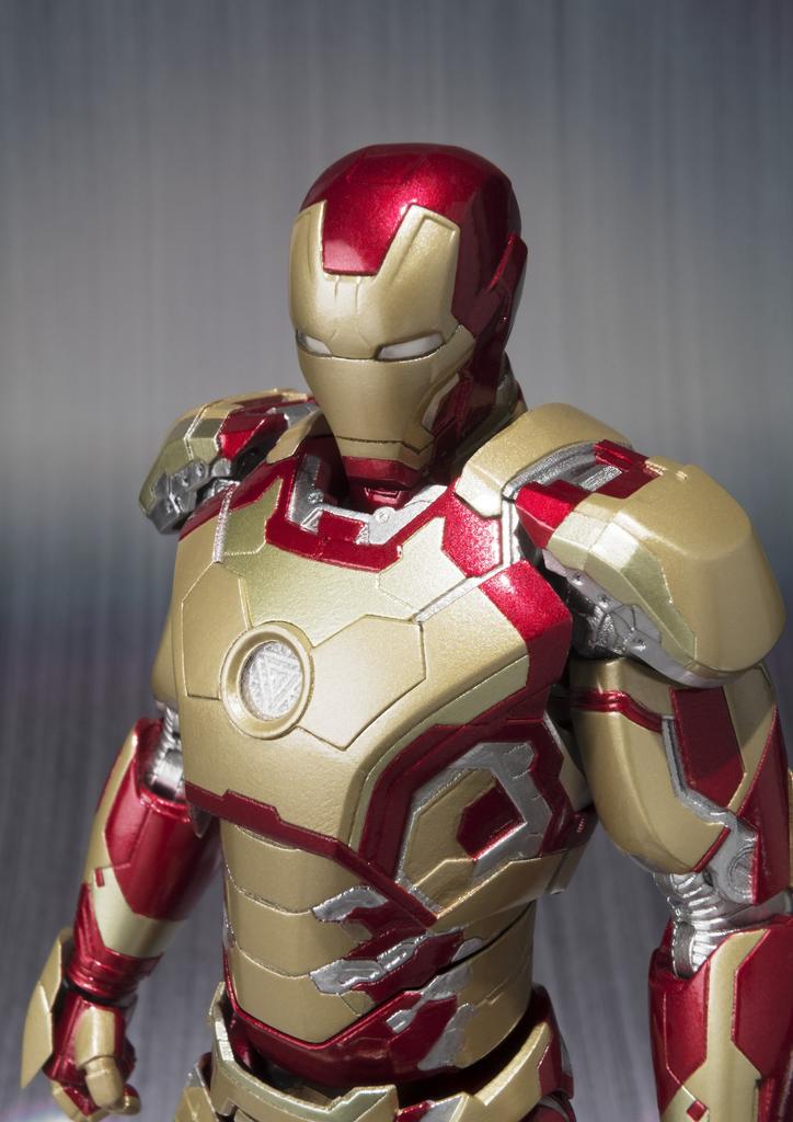 TAMASHII NATIONS SHFiguarts Iron Man Mark 42 (s poprvé omezeným bonusem „Prezidentská pohovka“)