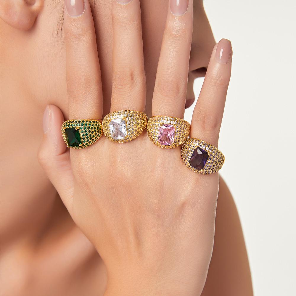 Luxurious British-Style Cluster Diamond Ring - Shiny, Elegant, and Versatile