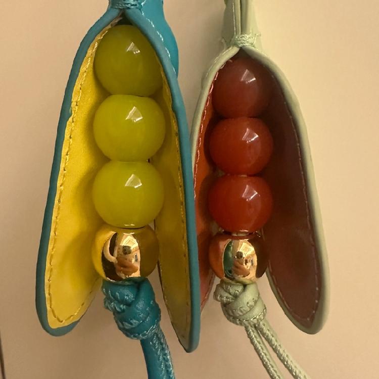 Handmade Pea Shape Key Holder Youthful Backpack Ornament Leather Texture Unique Key Pendant Suitable for Key and Car