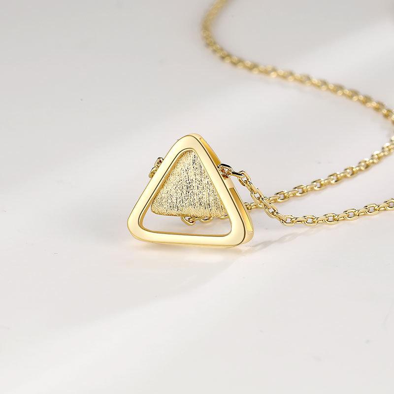 A Light and Luxurious Triangular Necklace for Women with A Minimalist and Aloof Temperament, A High-end Sense of Girlfriends' Collarbone Chain