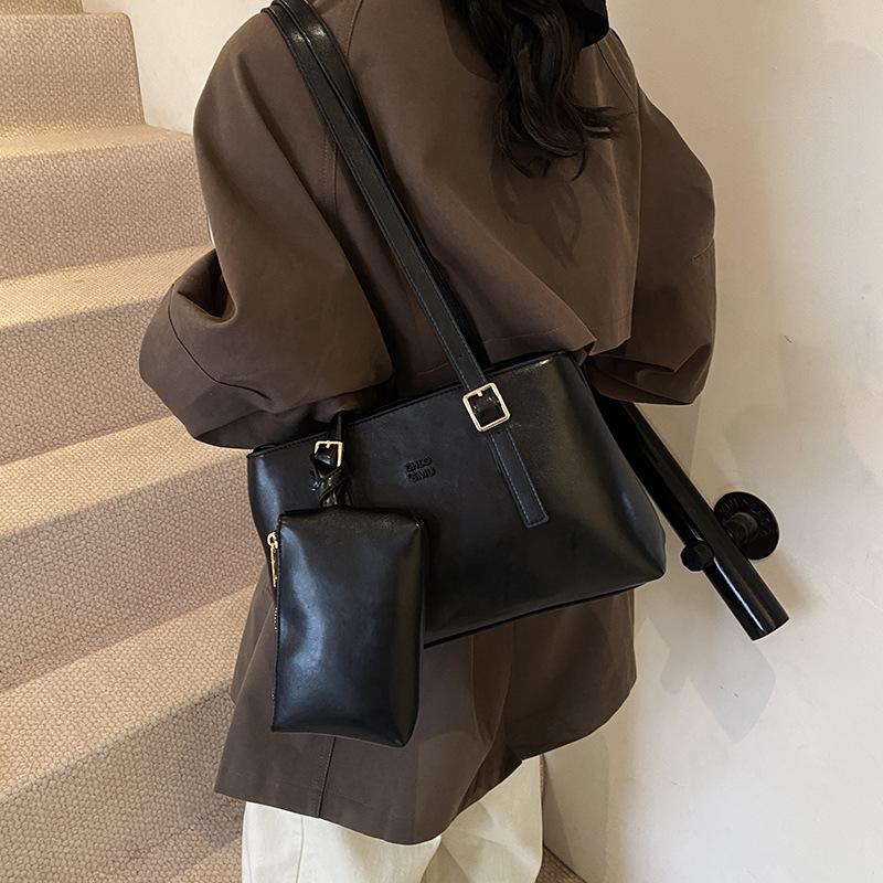 Tote bag women's versatile texture retro fashion big bag 2025 autumn and winter new matte large-capacity shoulder bag