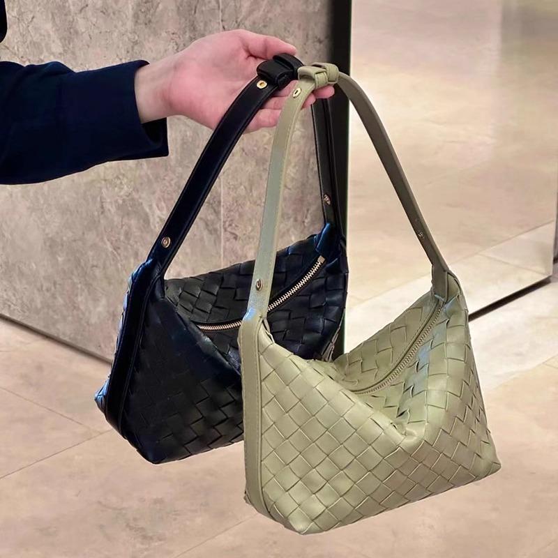 New woven shoulder handbag, lambskin lunch box bag, fashionable and high-end underarm bag, messenger bag.