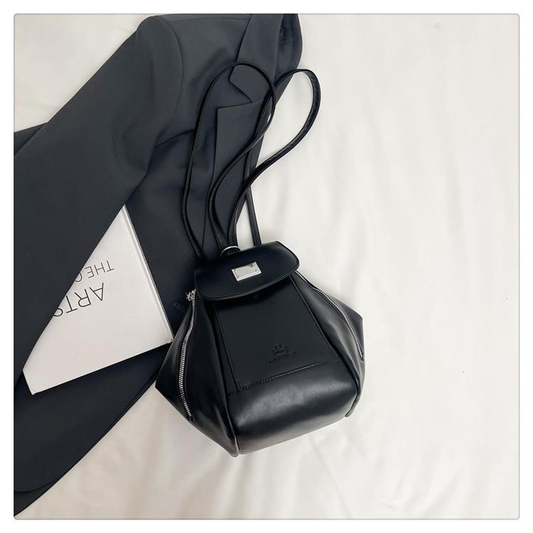 

Retro niche design backpack casual large capacity shoulder bag 2025 new fashion design travel small backpack чёрный