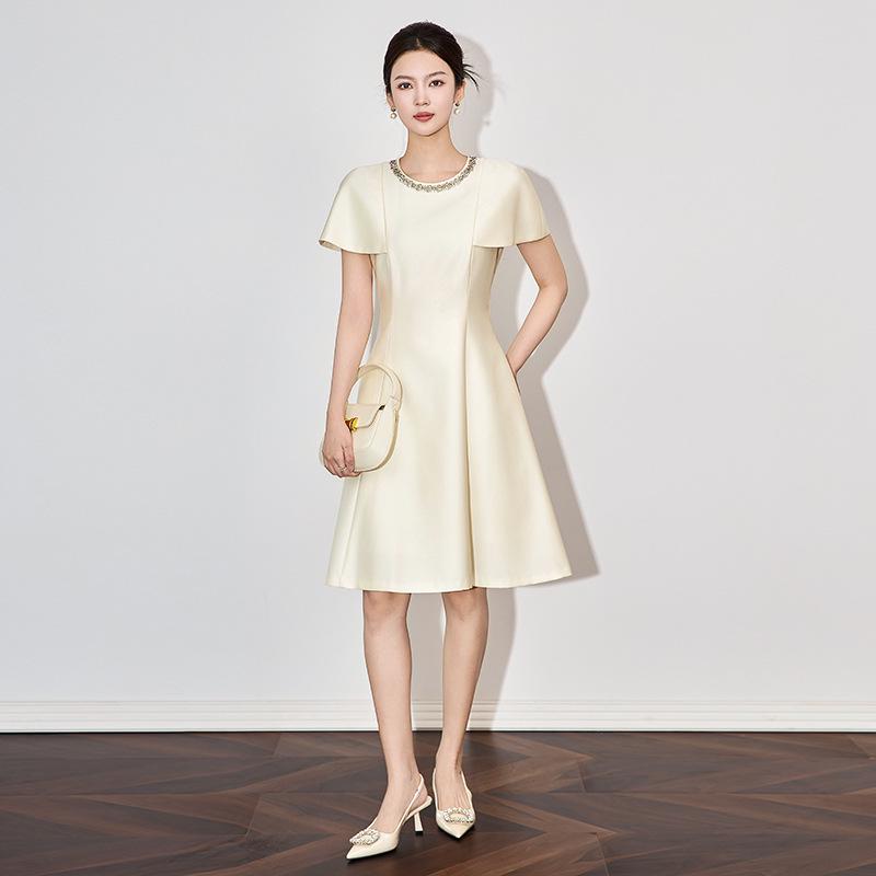 

Французское светское платье с короткими рукавами и отделкой шипами XXL бежевый