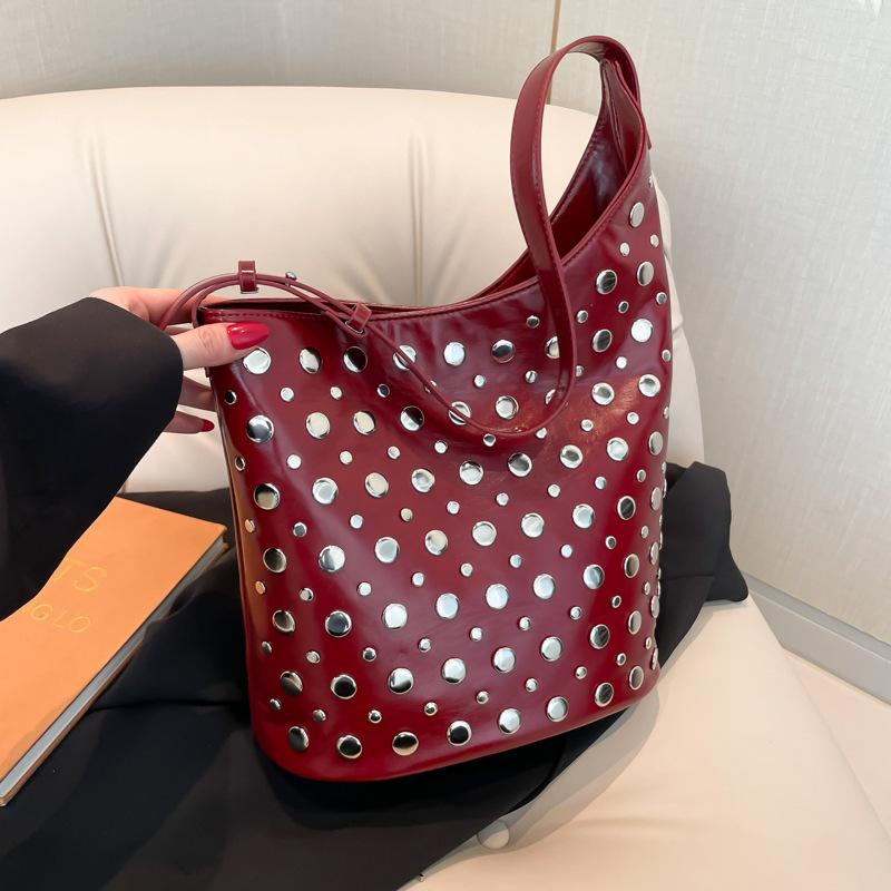 Women's Bag 2025 New Korean Version Fashion Rivet Shoulder Bag Large Capacity Casual Versatile Hand Carrying Bucket Bag Tide