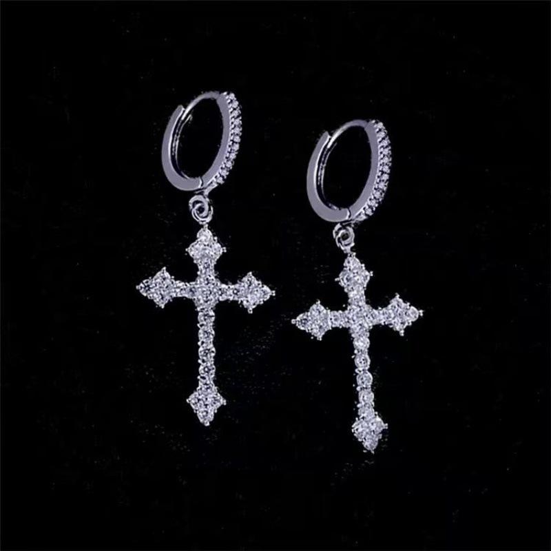 Orecchini a forma di croce incastonati di diamanti in stile lussuoso per donna, design dell'orecchino a forma di croce abbagliante e alla moda.