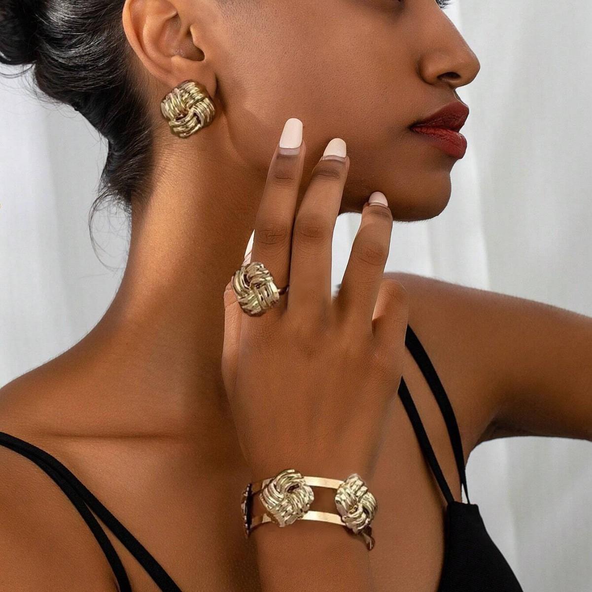 

Vintage Texture Square Design Earrings Ring Bracelet Set золотий