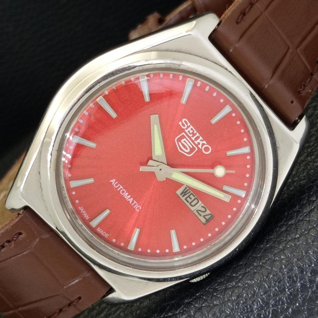 

SEIKO 5 AUTOMATIC VINTAGE 7025A JAPAN MENS RED COLOR DIAL WATCH a701227-5 R206a-a701227
