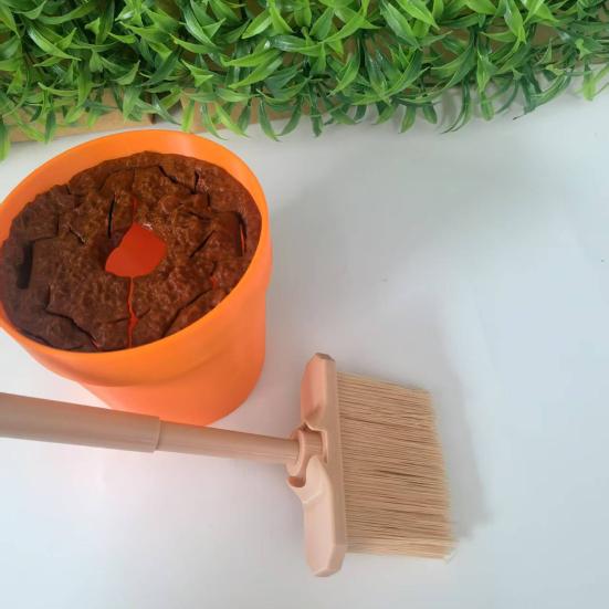 Ozdoba Dračí strom s koštětem, odpadkovým košem, lopatkou, odnímatelné čisticí nástroje, bezprašné