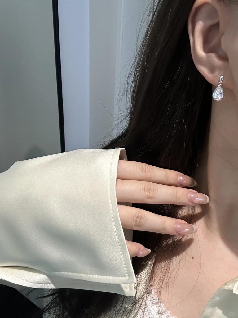 2026 New Light Luxury Exquisite High-end Design Water Drop Drill Ear Hole Earrings Temperament Earrings Cochlear Nails for Women
