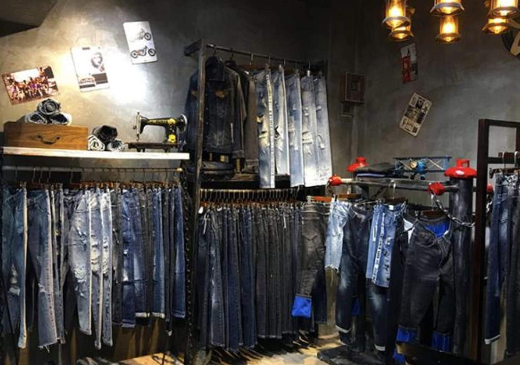 Petit De Distressed Denim Skinny Jeans with Patches Français Men's (XXXL, Black)