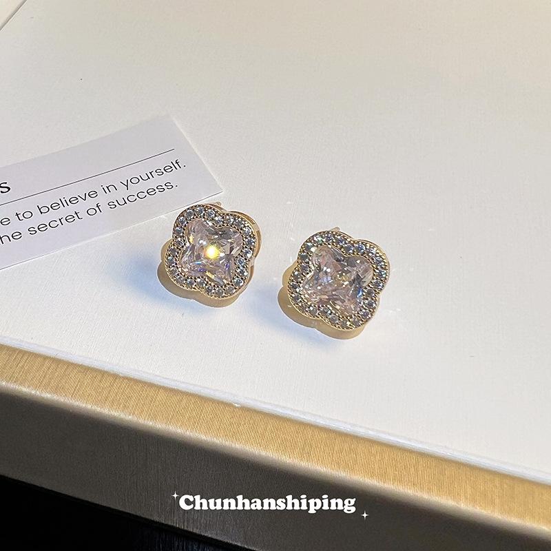 

Sweet temperament, fashionable, slightly inlaid with diamonds, four-leaf flowers, mosquito coil disc,no ear piercings, classic versatile earrings