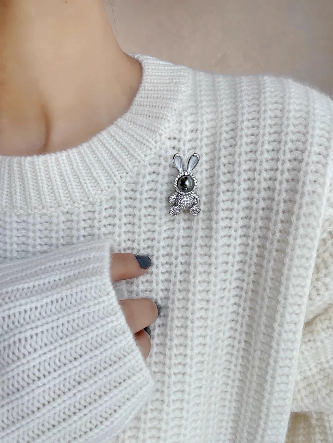 

Брошь-кролик из жемчуга и бриллиантов Shijia: Милый, Изысканный, Легкая Роскошь для Женщин.