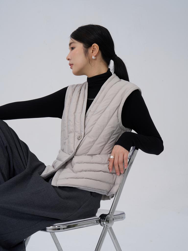 Autumn and winter new light down jacket women's short V-neck white duck down liner to keep warm, fashionable and slim