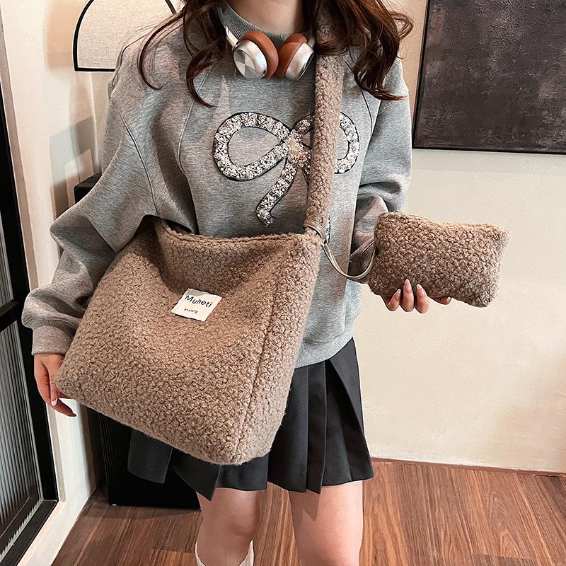 Plush Shopping Out of the Street Tote Bag Portable Shoulder Bag Women's New Birthday Gift Girls Fluffy Messenger Square Bag