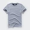Einfarbiges Herren-T-Shirt mit kurzen Ärmeln und Rundhalsausschnitt, gewaschen und gebürstet, in Übergrößen erhältlich.