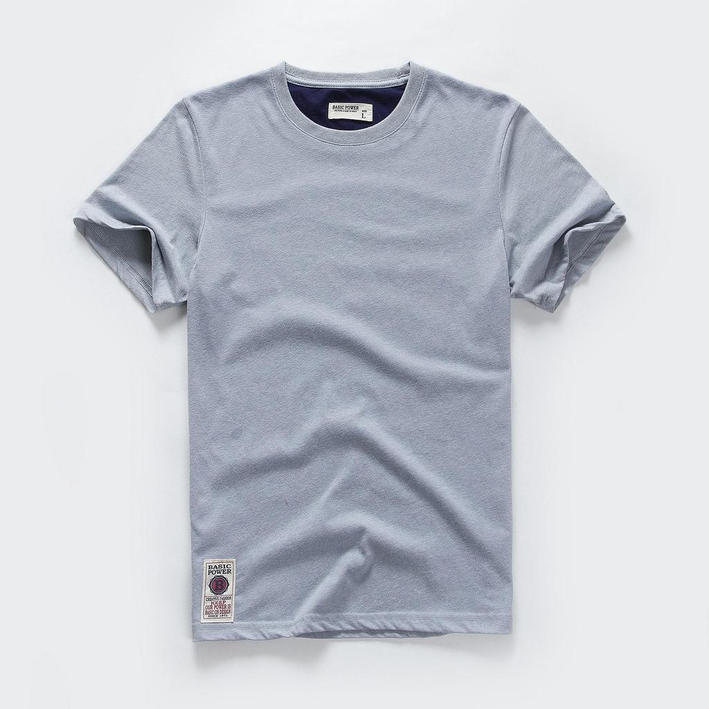 Einfarbiges Herren-T-Shirt mit kurzen Ärmeln und Rundhalsausschnitt, gewaschen und gebürstet, in Übergrößen erhältlich.
