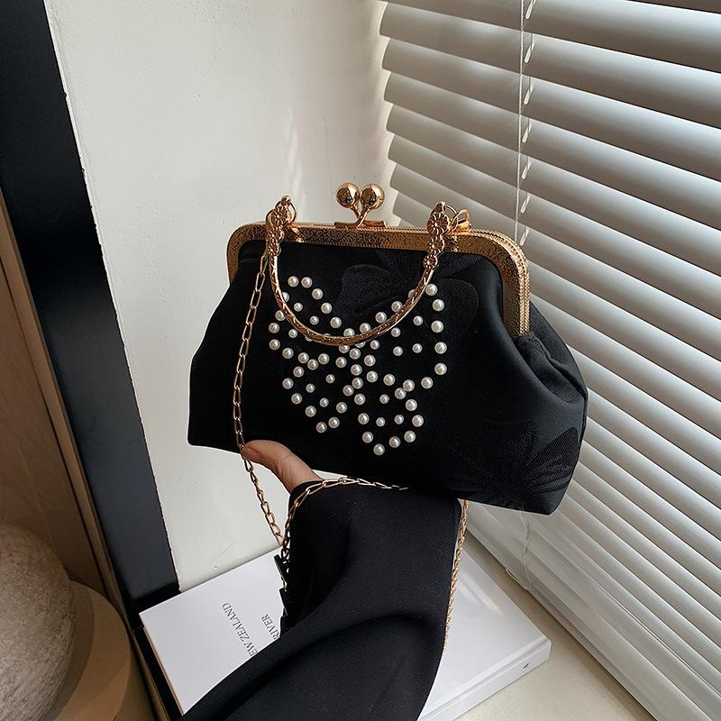Rivet Butterfly Personality 2025 New Large Capacity Dinner Clip Chain One Shoulder Crossbody Portable Shell Bag Women