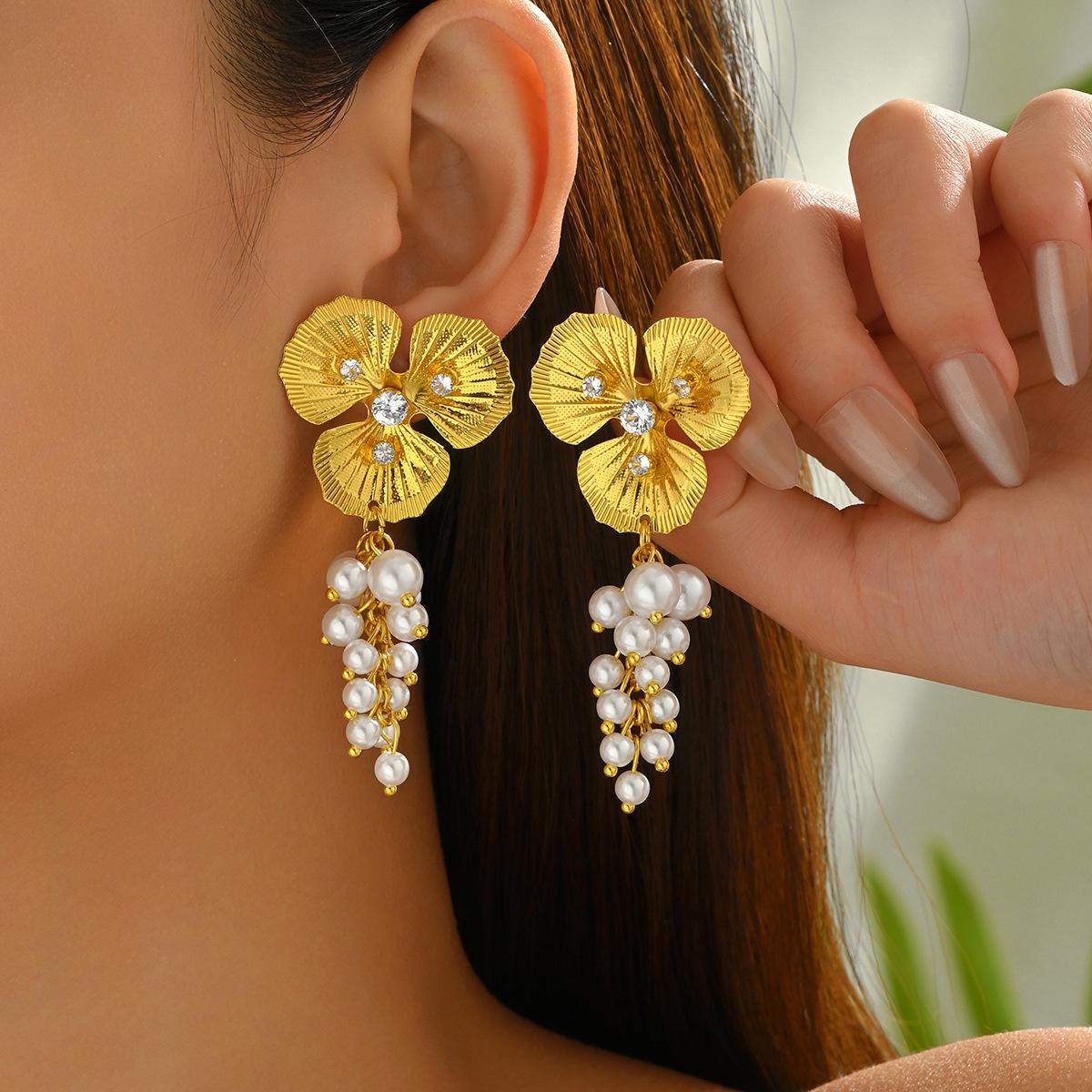 

Temu Горячая Распродажа Женские Геометрические Серьги Личность Цветочный Жемчужный Набор Дизайн Серьги-гвоздики Универсальные Серьги