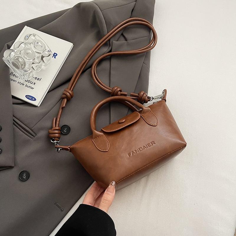 Super fire exquisite dumpling bag women's 2025 new niche high-end shoulder bag versatile portable messenger bag
