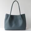 Handgewebte Leder-Tragetasche Damen Mittlere Größe Crossbody oder Unterarm-Stil Weiches Echtes Rindsleder Minimalistisches Schickes Design