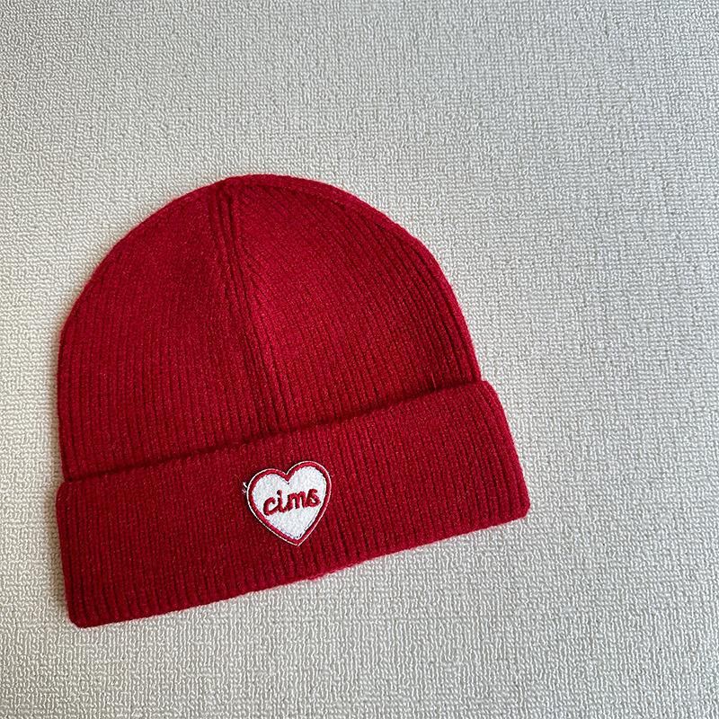 Modische Englische Buchstaben Liebe Stoffetikett Wollmütze Lässig Einfarbige Aufgeschlagene Kante Gehörschutz Strickmütze Arktischer Samt Warme Mütze